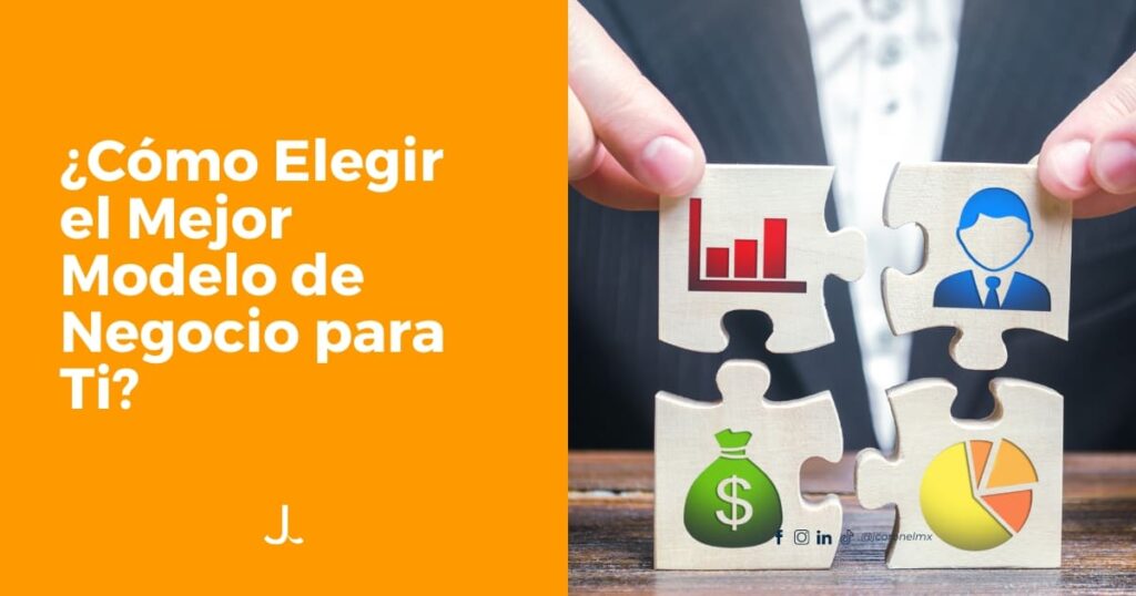 Persona en traje sosteniendo piezas de rompecabezas con íconos de negocios, finanzas y estrategias.