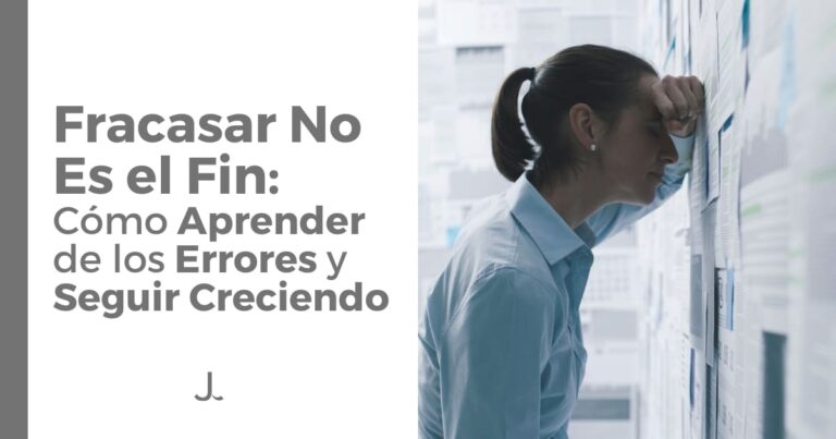 Mujer frustrada apoyando su cabeza en la pared con documentos, representando el aprendizaje a partir del fracaso.