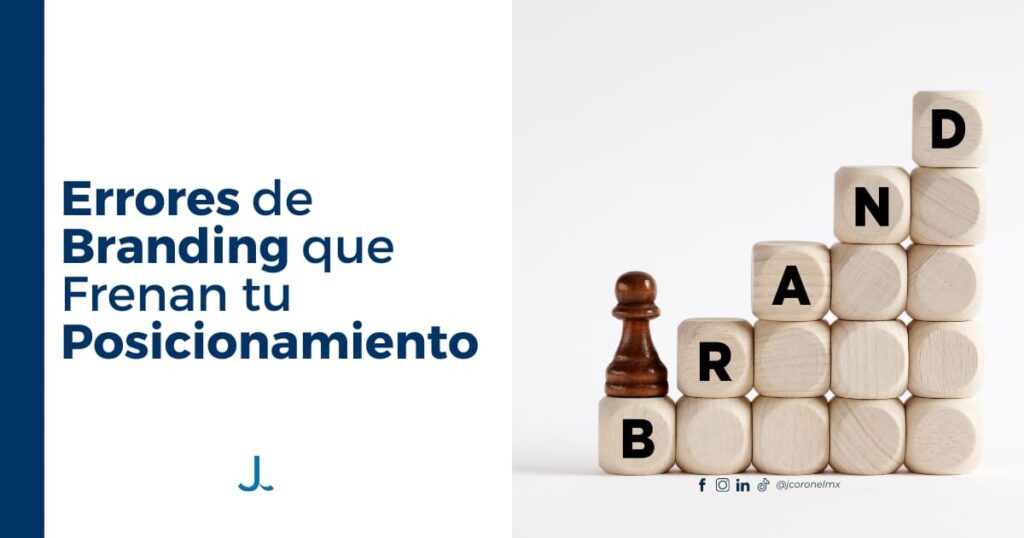 Errores de branding que afectan el posicionamiento de marca representados con bloques de madera y una pieza de ajedrez.