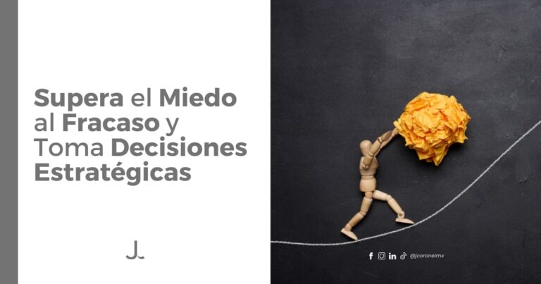 Maniquí de madera empujando una bola de papel cuesta arriba, representando la resiliencia y superación del miedo al fracaso.