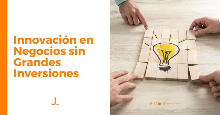 Manos uniendo bloques con foco amarillo como símbolo de innovación en negocios sin grandes inversiones