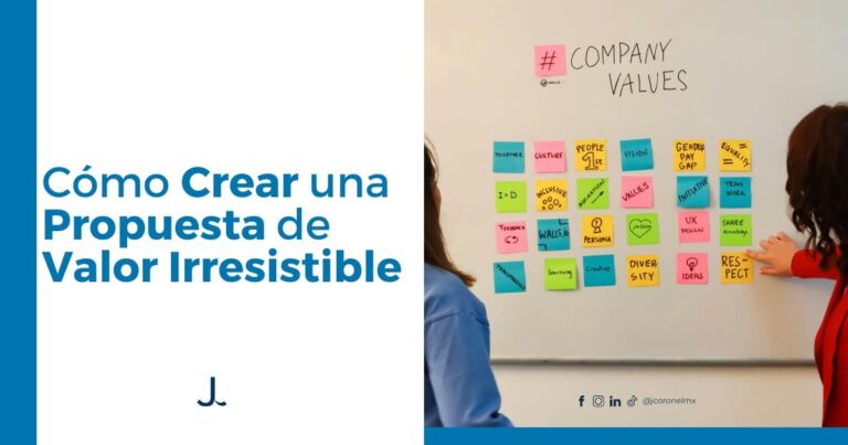 Personas diseñando una propuesta de valor con notas adhesivas en un pizarrón.