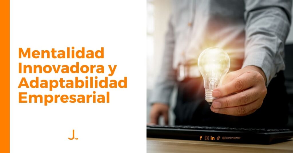 Hombre sosteniendo foco encendido como símbolo de mentalidad innovadora y adaptabilidad empresarial