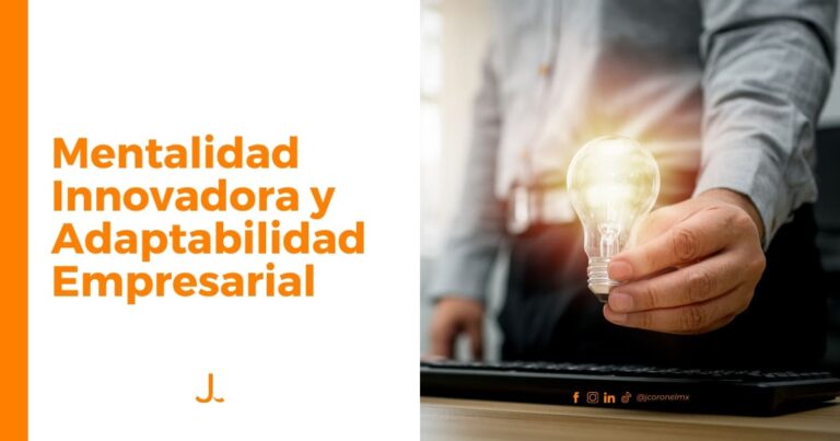 Hombre sosteniendo foco encendido como símbolo de mentalidad innovadora y adaptabilidad empresarial