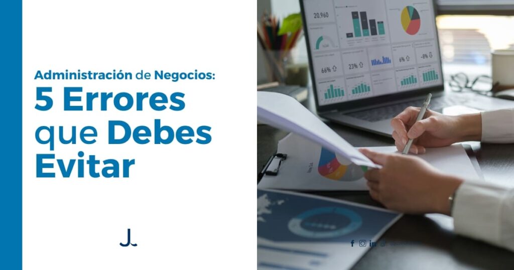 Empresario analizando datos financieros para mejorar la administración de negocios