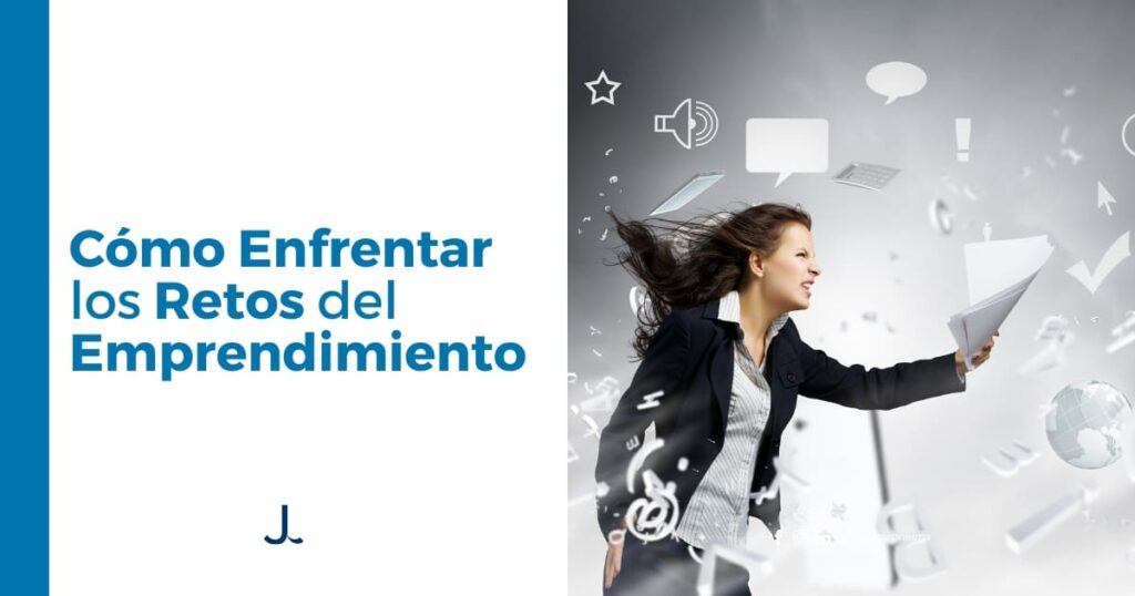 Mujer emprendedora enfrentando múltiples desafíos con documentos y herramientas digitales a su alrededor.