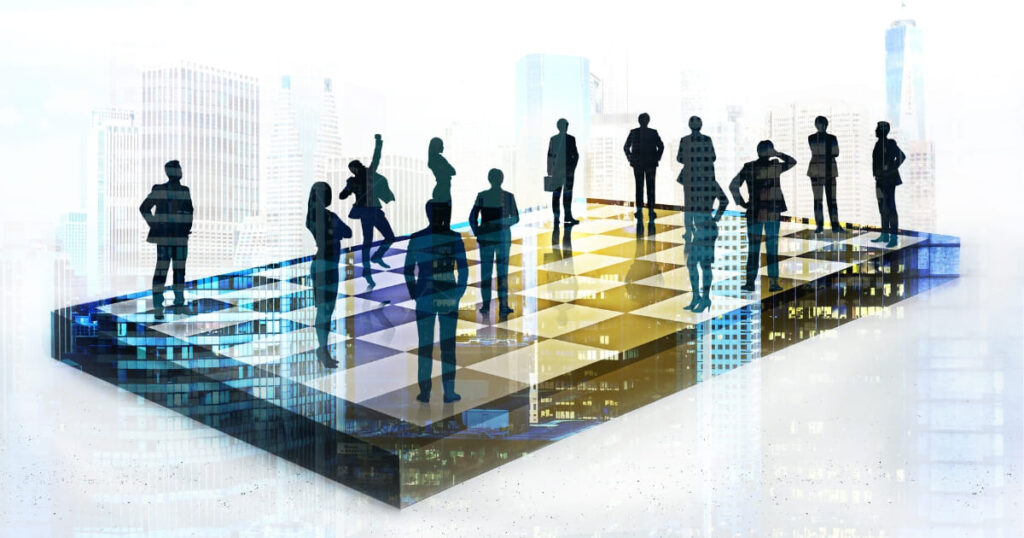 Grupo de personas de negocios sobre tablero de ajedrez, representando la estrategia y posicionamiento de marca en un entorno competitivo.