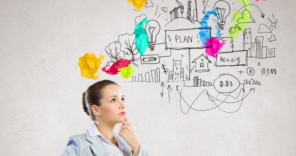 Mujer analizando ideas para diseñar un plan de negocio estratégico, con gráficos creativos y colores en fondo blanco.