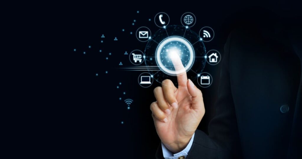 Mano tocando pantalla digital con iconos tecnológicos representando canales y herramientas digitales.