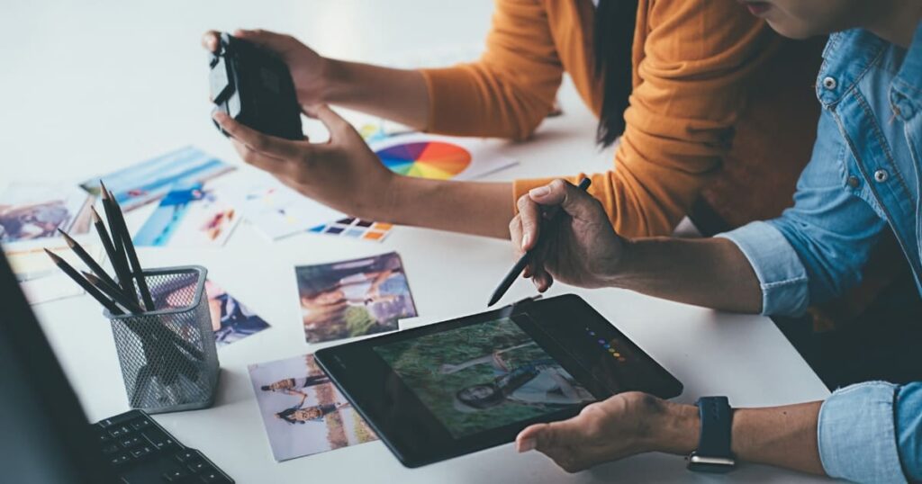 Personas trabajando en diseño de marca visual y estrategia de comunicación