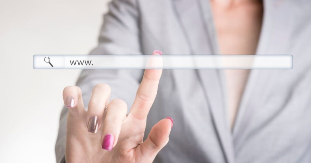Mujer señalando una barra de búsqueda en internet, simbolizando la creación de una página web.