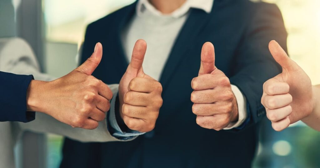 Personas mostrando pulgares arriba en señal de aprobación