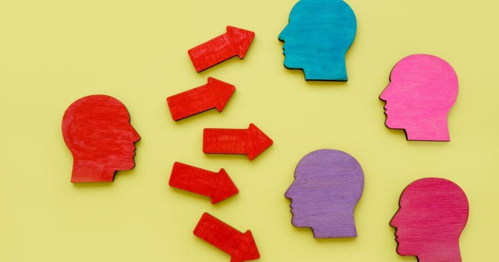 Persona marcando checklist en tableta digital frente a pantallas de trabajo. Imagen conceptual de estrategia de negocios y revisión de procesos.