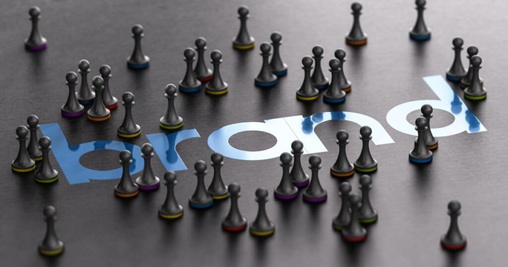 Peones de ajedrez rodeando la palabra "brand" simbolizando estrategias de posicionamiento y diferenciación de marca