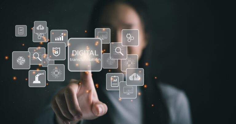 Mujer interactuando con interfaz digital futurista, representando transformación digital.