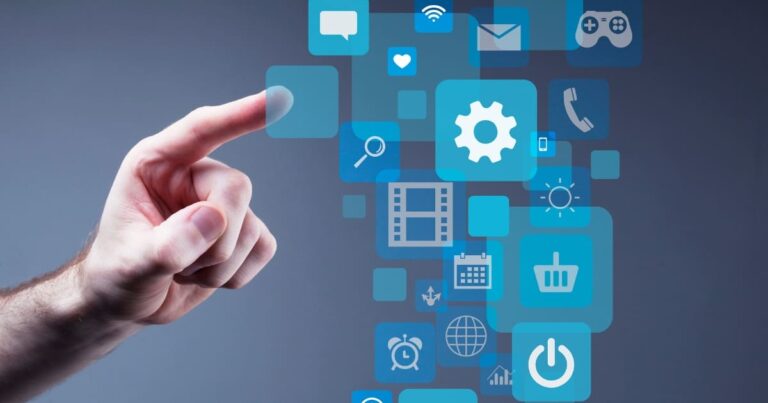 Mano señalando íconos digitales en una interfaz virtual, representando herramientas y presencia digital activa.