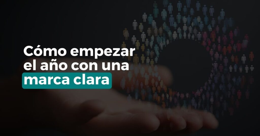 Persona sosteniendo un concepto visual de comunidad y marca clara, representando claridad y enfoque estratégico en branding personal.