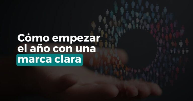 Persona sosteniendo un concepto visual de comunidad y marca clara, representando claridad y enfoque estratégico en branding personal.