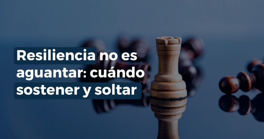 Resiliencia no es aguantar: pieza de ajedrez representando cuándo sostener, ajustar o soltar con estrategia.