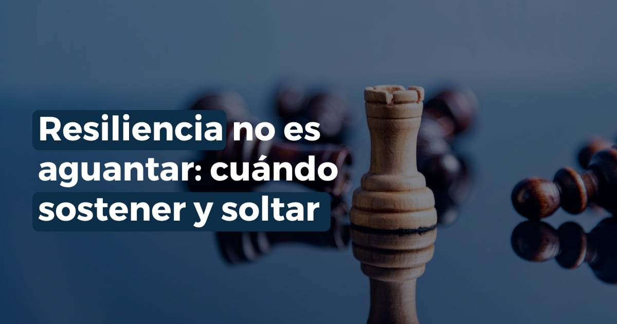 Resiliencia no es aguantar: pieza de ajedrez representando cuándo sostener, ajustar o soltar con estrategia.